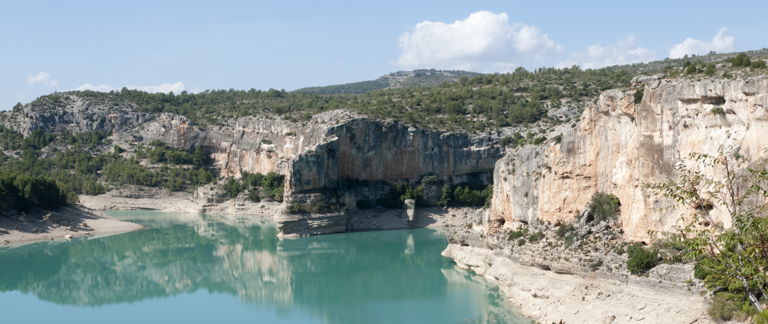 Widok na zbiornik wodny Santolea w Teruel, Aragonia Widok na zbiornik wodny Santolea w Teruel, Aragonia