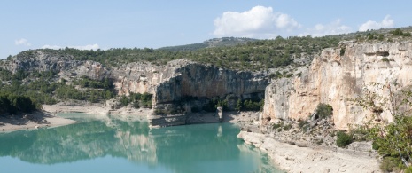 Widok na zbiornik wodny Santolea w Teruel, Aragonia Widok na zbiornik wodny Santolea w Teruel, Aragonia
