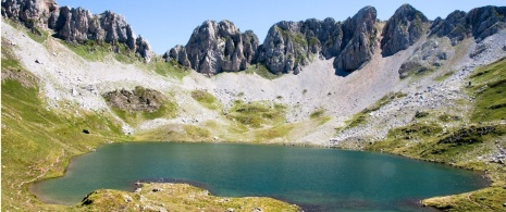 ウエスカのピレネー山脈の最西端、イボン・デ・アチェリートの眺め ウエスカのピレネー山脈の最西端、イボン・デ・アチェリートの眺め