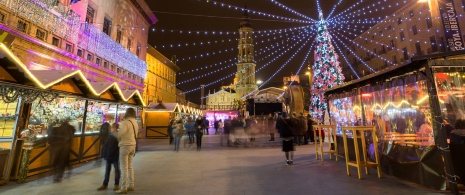 Marché de Noël autour de la basilique du Pilar à Saragosse, Aragon Marché de Noël autour de la basilique du Pilar à Saragosse, Aragon