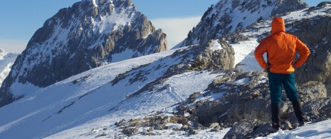 Alpinista w Valle de Tena, w Pirenejach Aragońskich Alpinista w Valle de Tena, w Pirenejach Aragońskich