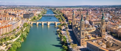 Widok na rzekę Ebro przepływającą przez Saragossę, Aragonia Widok na rzekę Ebro przepływającą przez Saragossę, Aragonia