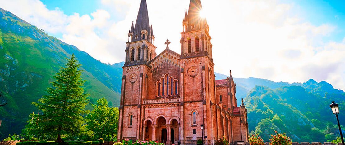Basilika von Covadonga in Cangas de Onís, Asturien Basilika von Covadonga in Cangas de Onís, Asturien
