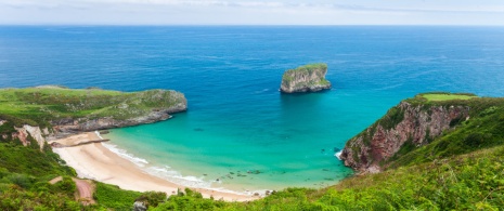 Spiaggia di Ballota a Llanes, Asturie Spiaggia di Ballota a Llanes, Asturie