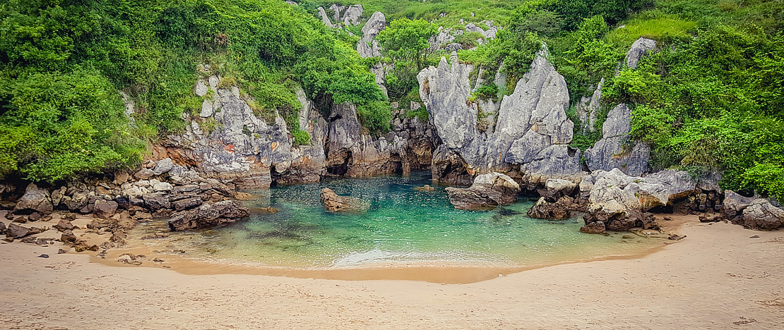 Der geheime Strand von Gulpiyuri, Asturien Der geheime Strand von Gulpiyuri, Asturien
