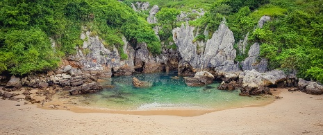 Der geheime Strand von Gulpiyuri, Asturien Der geheime Strand von Gulpiyuri, Asturien