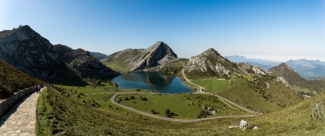 Lacs de Covadonga dans le parc national des Pics d’Europe, Asturies Lacs de Covadonga dans le parc national des Pics d’Europe, Asturies