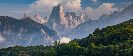 View of the Naranjo de Bulnes from the Pozo de la Oración viewpoint in Poo de Cabrales, Asturias View of the Naranjo de Bulnes from the Pozo de la Oración viewpoint in Poo de Cabrales, Asturias
