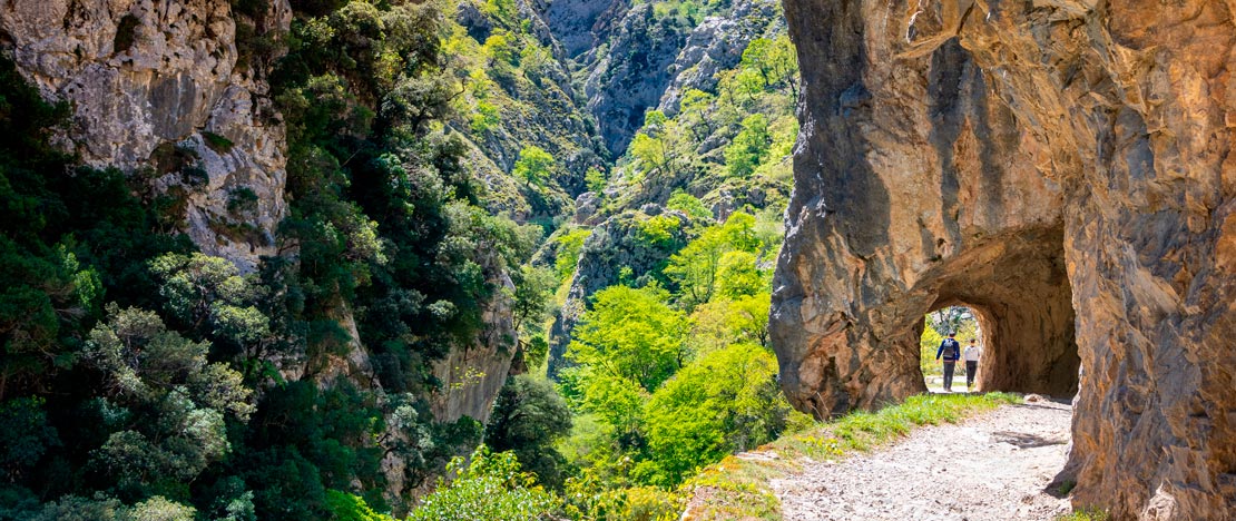 Escursionisti a piedi lungo l'Itinerario del Cares a Poncebo, Asturie
