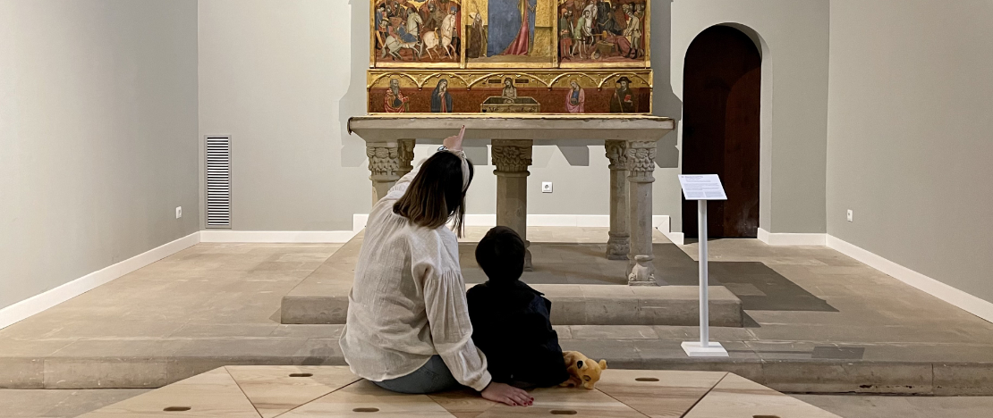 Turista contemplando una obra en el Museu d'Art Sacre de Mallorca en Palma de Mallorca, Islas Baleares Turista contemplando una obra en el Museu d'Art Sacre de Mallorca en Palma de Mallorca, Islas Baleares