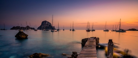Schiffe im Sonnenuntergang in Cala D'Hort, Ibiza Schiffe im Sonnenuntergang in Cala D'Hort, Ibiza
