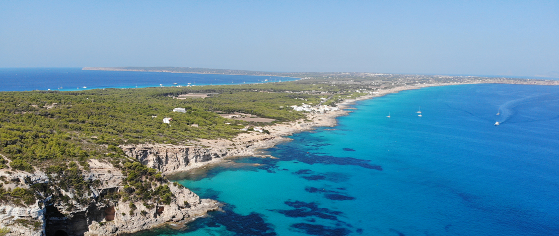 Veduta dall'alto del Camí de Sa Pujada de Es Calò a Formentera, isole Baleari Veduta dall'alto del Camí de Sa Pujada de Es Calò a Formentera, isole Baleari