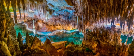 Inside the Caves of Drach (Majorca) Inside the Caves of Drach (Majorca)