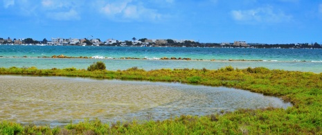 Veduta dell'Estany des Peix nel Parco Naturale di Ses Salines a Formentera, Isole Baleari Veduta dell'Estany des Peix nel Parco Naturale di Ses Salines a Formentera, Isole Baleari