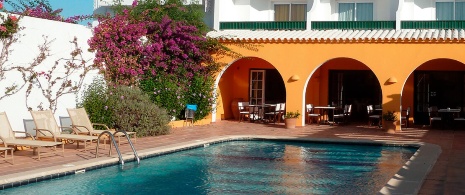 Piscina di un hotel di Minorca Piscina di un hotel di Minorca