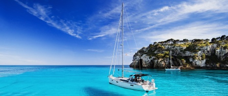 Veleiro em Menorca (Ilhas Baleares) Veleiro em Menorca (Ilhas Baleares)