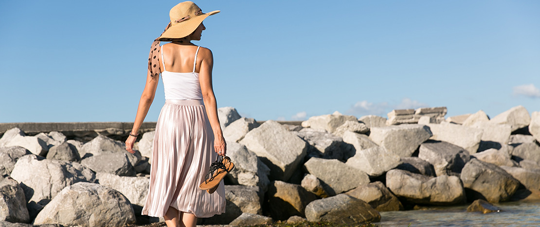 Donna che passeggia in riva al mare Donna che passeggia in riva al mare