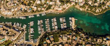 Veduta aerea del porto sportivo di Cala d’Or a Maiorca, Isole Baleari Veduta aerea del porto sportivo di Cala d’Or a Maiorca, Isole Baleari
