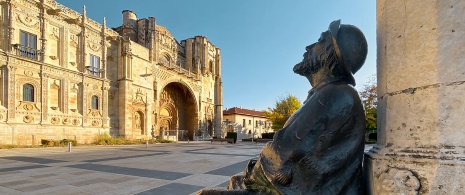 Estátua de peregrino em frente ao Parador e à igreja de San Marcos em León, Castilla y León Estátua de peregrino em frente ao Parador e à igreja de San Marcos em León, Castilla y León