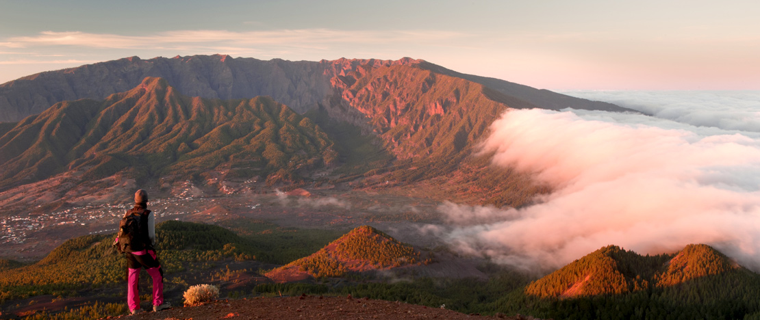 Turysta kontemplujący morze chmur nad wyspą La Palma Turysta kontemplujący morze chmur nad wyspą La Palma