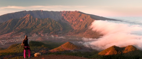 Turysta kontemplujący morze chmur nad wyspą La Palma Turysta kontemplujący morze chmur nad wyspą La Palma