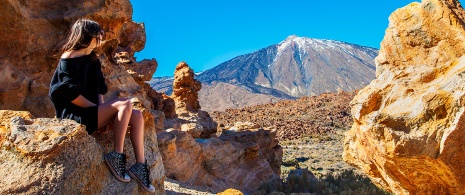 Junge Frau im Teide-Nationalpark auf Teneriffa (Kanaren) Junge Frau im Teide-Nationalpark auf Teneriffa (Kanaren)