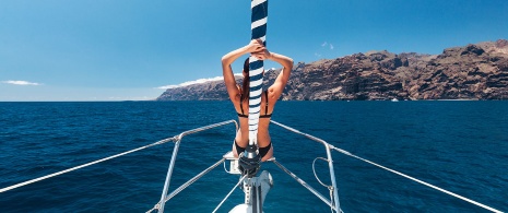 Chica en un velero en Tenerife Chica en un velero en Tenerife