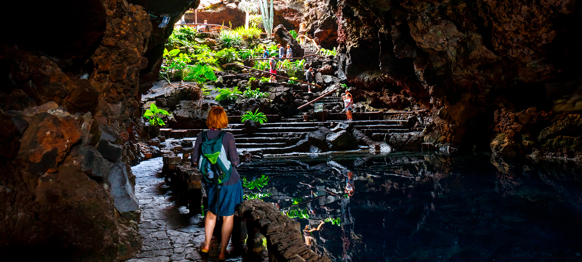 Touristen in der Höhle Jameos del Agua auf Lanzarote