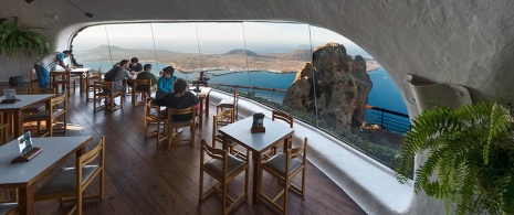 Punkt widokowy Mirador del Río. Lanzarote. Restauracja z widokiem Punkt widokowy Mirador del Río. Lanzarote. Restauracja z widokiem