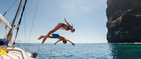 Pareja en velero en Tenerife Pareja en velero en Tenerife
