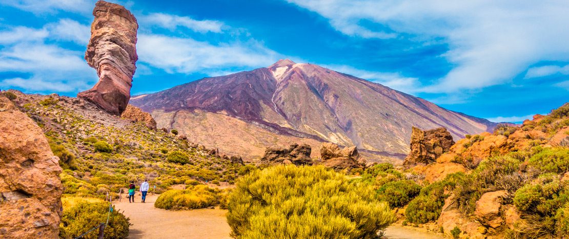 Personas paseando por el Parque Nacional del Teide en las Islas Canarias Personas paseando por el Parque Nacional del Teide en las Islas Canarias