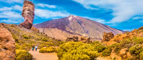 Personas paseando por el Parque Nacional del Teide en las Islas Canarias Personas paseando por el Parque Nacional del Teide en las Islas Canarias