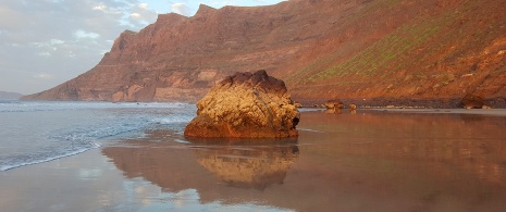 Praia de Famara, Lanzarote, Ilhas Canárias Praia de Famara, Lanzarote, Ilhas Canárias