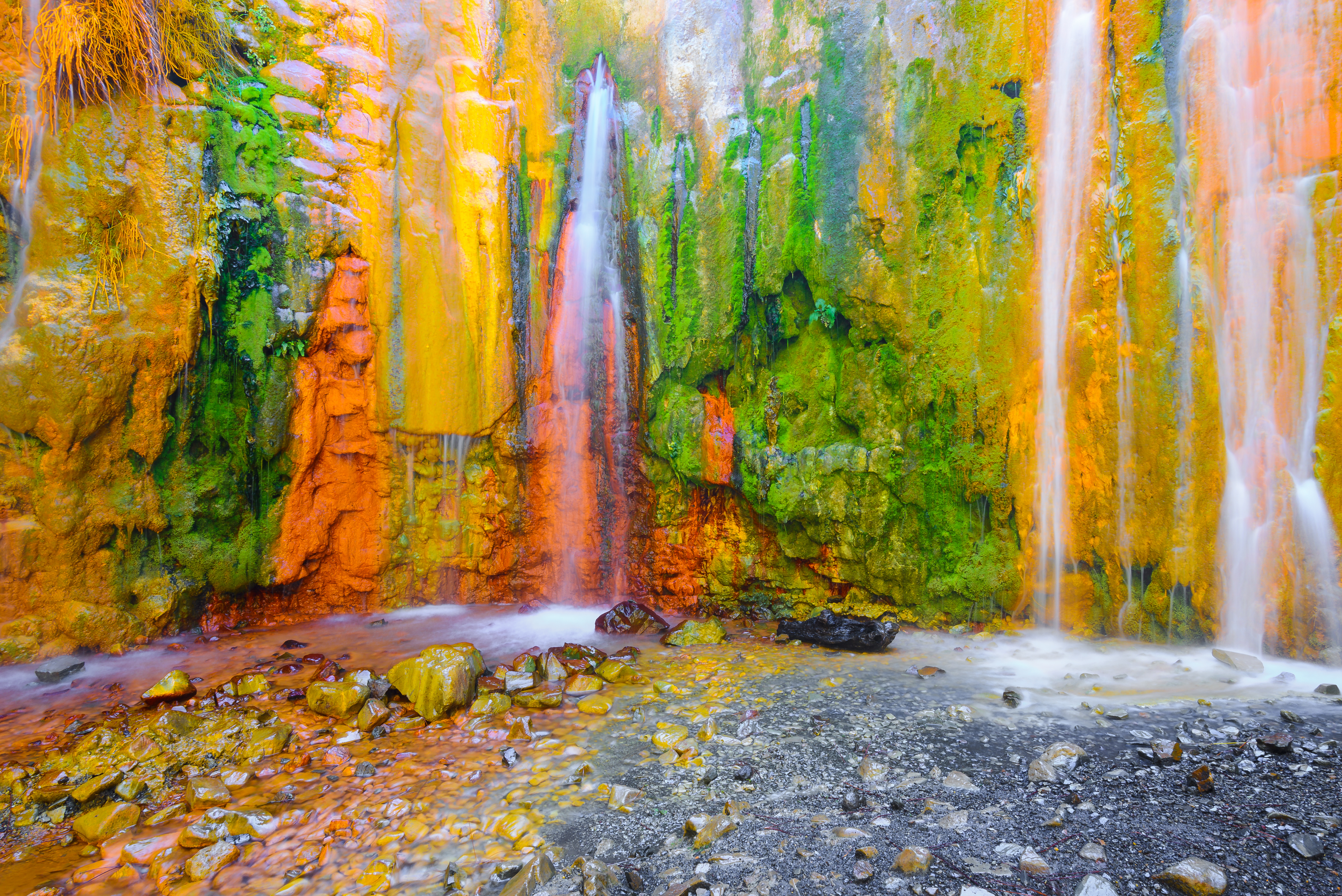 Cascada de Colores en la Caldera de Taburiente en La Palma, Islas Canarias Cascada de Colores en la Caldera de Taburiente en La Palma, Islas Canarias