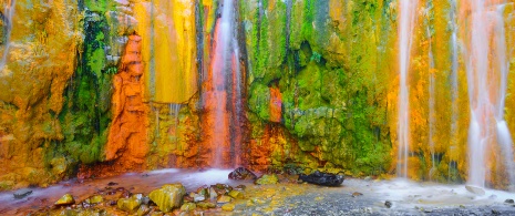 Cascada de Colores en la Caldera de Taburiente en La Palma, Islas Canarias Cascada de Colores en la Caldera de Taburiente en La Palma, Islas Canarias
