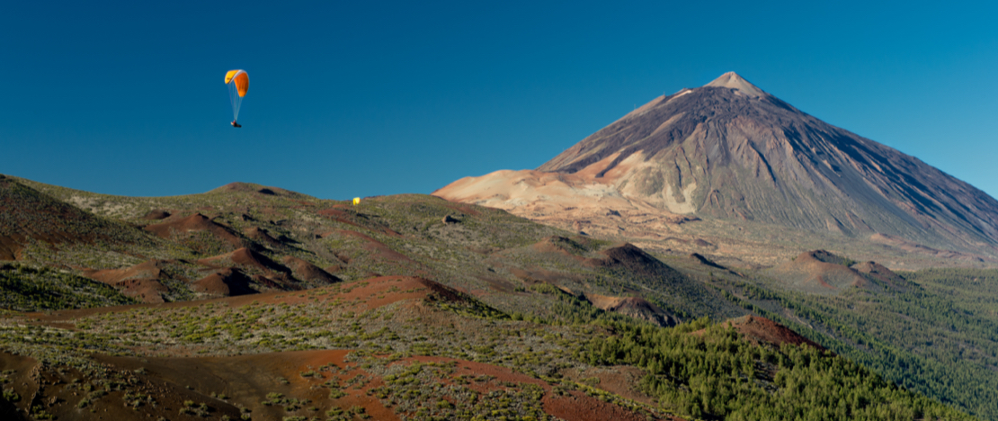 Gleitschirmfliegen in der Nähe des Teide auf Teneriffa, Kanarische Inseln Gleitschirmfliegen in der Nähe des Teide auf Teneriffa, Kanarische Inseln