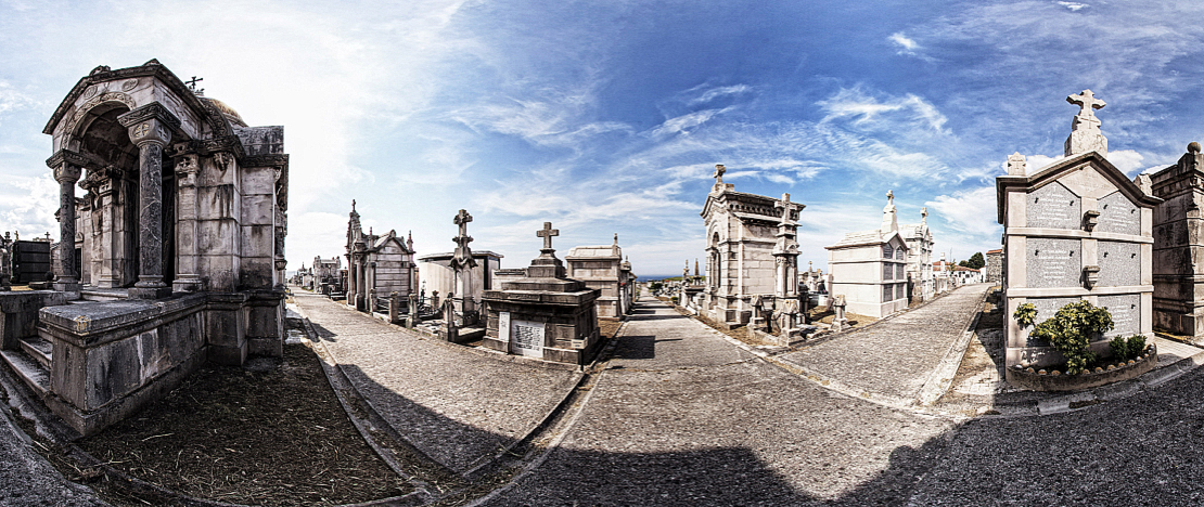 Vista panorâmica do cemitério de Ciriego em Santander, Cantábria Vista panorâmica do cemitério de Ciriego em Santander, Cantábria