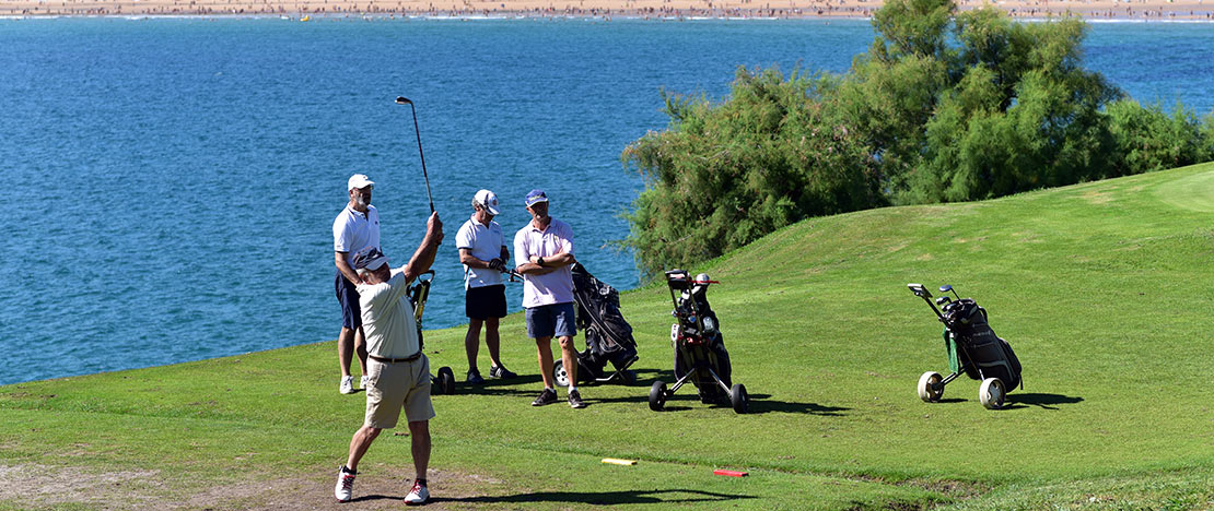 Golfistas en el club de golf Mataleñas de Santander