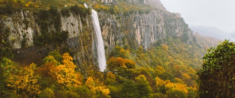 Nacimiento del río Asón. Nacimiento del río Asón.