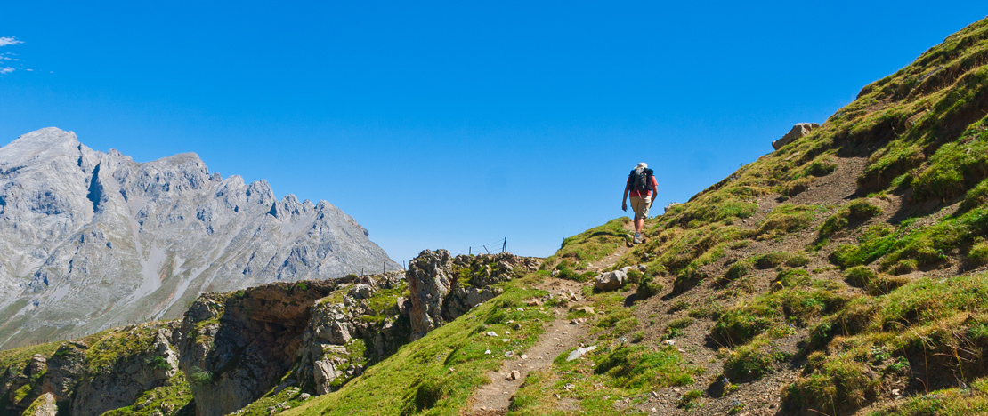 Turysta w dolinie Camaleño, Park Narodowy Picos de Europa w Kantabrii Turysta w dolinie Camaleño, Park Narodowy Picos de Europa w Kantabrii
