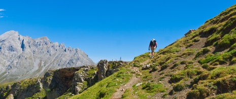 Turysta w dolinie Camaleño, Park Narodowy Picos de Europa w Kantabrii Turysta w dolinie Camaleño, Park Narodowy Picos de Europa w Kantabrii