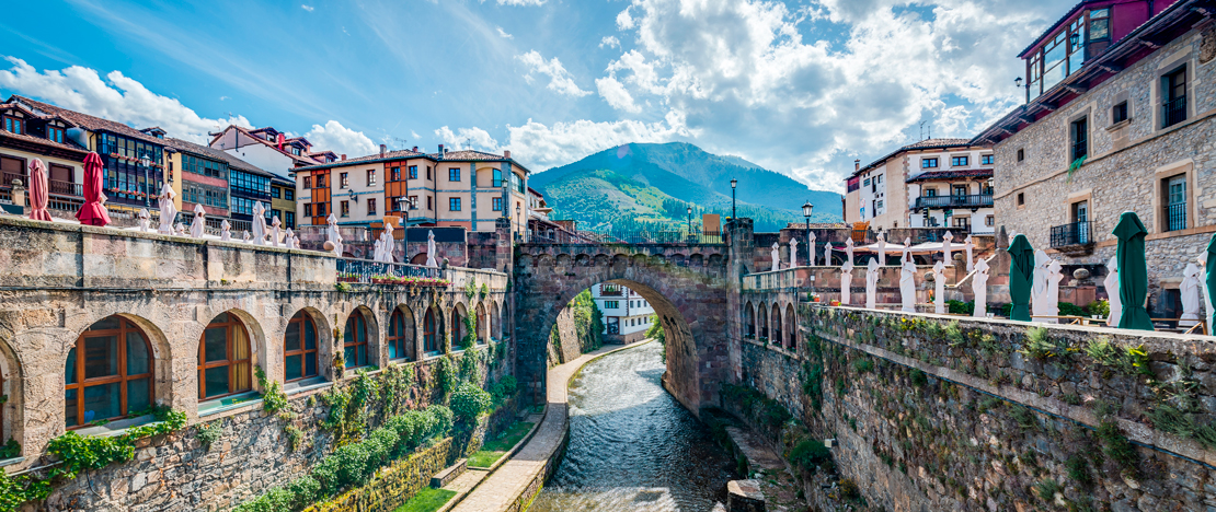 Vue de la ville de Potes et de son Puente Nuevo, Cantabrie Vue de la ville de Potes et de son Puente Nuevo, Cantabrie