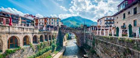 Vue de la ville de Potes et de son Puente Nuevo, Cantabrie Vue de la ville de Potes et de son Puente Nuevo, Cantabrie