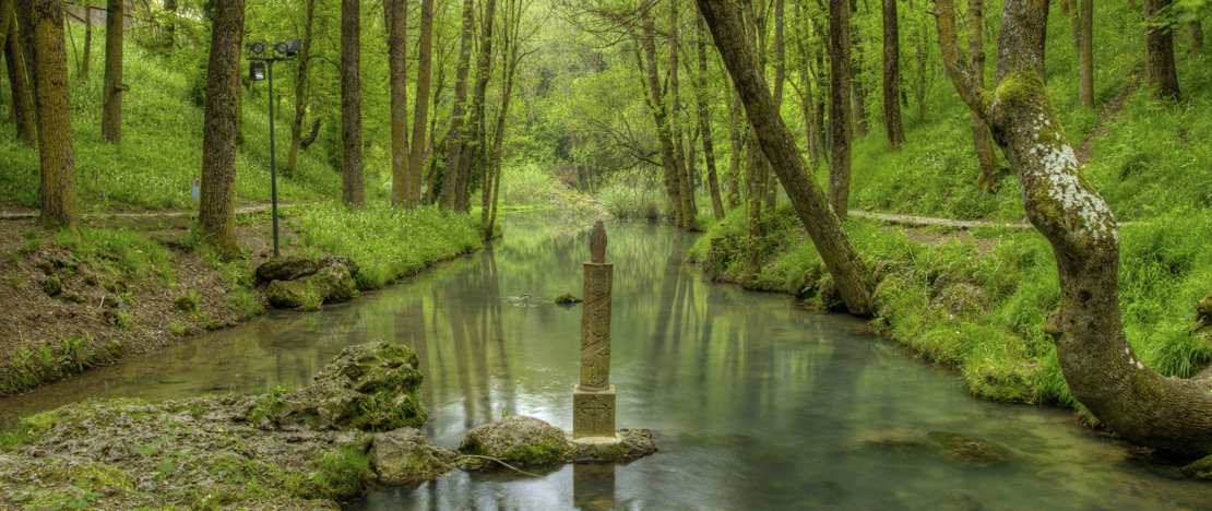 Źródło rzeki Ebro w mieście Fontibre w Kantabrii Źródło rzeki Ebro w mieście Fontibre w Kantabrii