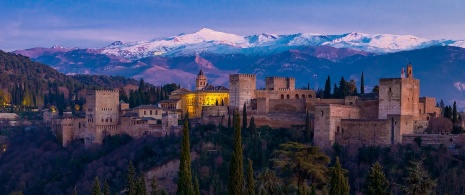 Widoki na Alhambrę z Sierra Nevada w tle zimą w Grenadzie w Andaluzji Widoki na Alhambrę z Sierra Nevada w tle zimą w Grenadzie w Andaluzji