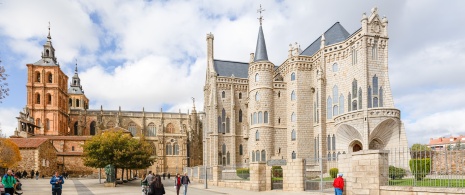 La Cattedrale di Santa María (a sinistra) e il Palazzo episcopale (a destra). Astorga, León. La Cattedrale di Santa María (a sinistra) e il Palazzo episcopale (a destra). Astorga, León.