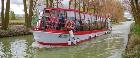 Bateau touristique sur le Canal de Castille, Valladolid Bateau touristique sur le Canal de Castille, Valladolid