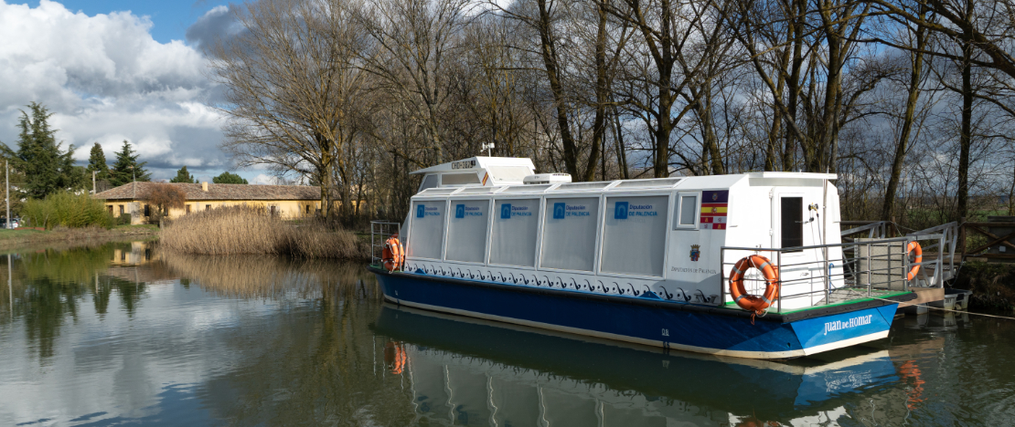Barco turístico no Canal de Castilla de Frómista, em Palência, Castilla y León Barco turístico no Canal de Castilla de Frómista, em Palência, Castilla y León