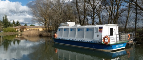 Barco turístico no Canal de Castilla de Frómista, em Palência, Castilla y León Barco turístico no Canal de Castilla de Frómista, em Palência, Castilla y León