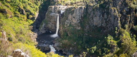 Vistas de la cascada del Pozo de los Humos, en Arribes del duero, Salamanca Vistas de la cascada del Pozo de los Humos, en Arribes del duero, Salamanca